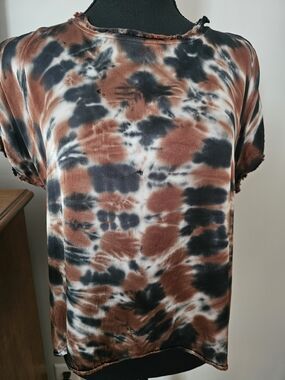 Tie-Dye Short Sleeve Women's Top in Rust/Black/ White